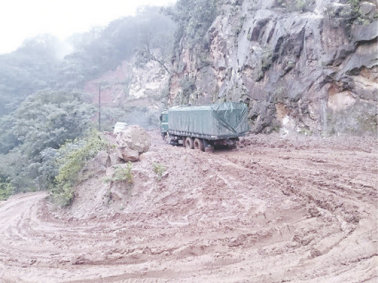 PRECAUCIN. El camino entre Muyupampa e Ipati en el sector de Incahuasi no est transitable para los vehculos pesados por la lluvia.