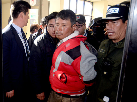 CAOS. Un sujeto enloqueci y agredi con un cuchillo a 11 personas en el aeropuerto de El Alto.