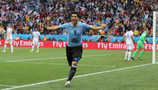 Luis Surez celebrando uno de sus goles en la Copa del Mundo Brasil 2014. El jugador abandon la sede del torneo tras conocer la sancin.