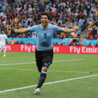 Luis Surez celebrando uno de sus goles en la Copa del Mundo Brasil 2014. El jugador abandon la sede del torneo tras conocer la sancin.