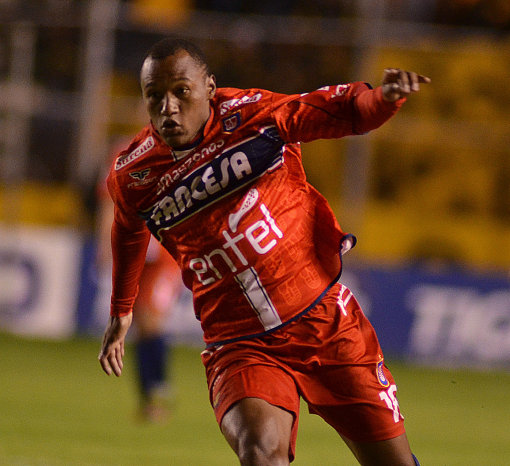 Pinedo prefiri continuar su carrera en Argentina; abajo, la prctica de ftbol de ayer, en terreno reducido.