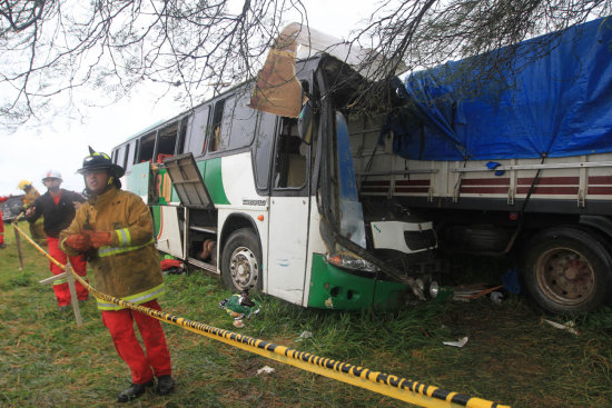 DESGRACIA. En la imagen, el accidente del bus Camiri contra un trailer.