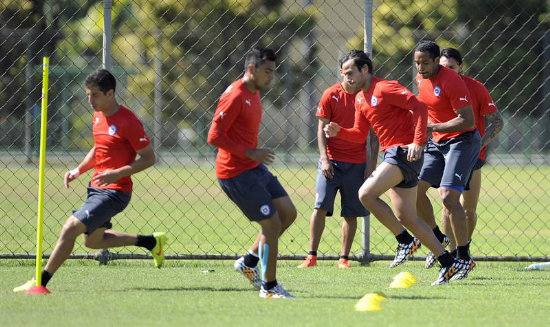 Las prcticas realizadas ayer por los seleccionados de Brasil y Chile, que hoy miden fuerzas por el pase a cuartos de final.