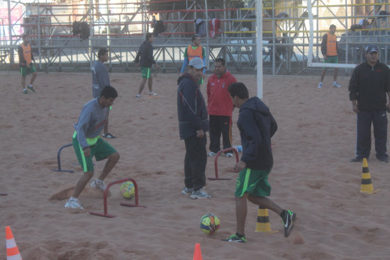 La pretemporada del plantel es exigetente; abajo, el reconocimiento de las autoridades municipales al equipo.