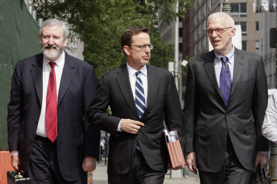 ASESORES. El abogado del Gobierno argentino Carmine Boccuzzi (c) camina junto a otros dos colegas a su salida del Tribunal de Nueva York.