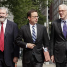 ASESORES. El abogado del Gobierno argentino Carmine Boccuzzi (c) camina junto a otros dos colegas a su salida del Tribunal de Nueva York.