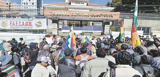 PROTESTA. En la sede del TSE, en La Paz.