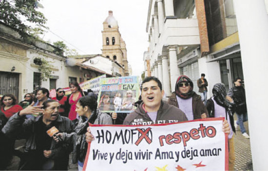 MARCHA. El Colectivo LGTB protagoniz una movilizacin ayer, en Santa Cruz.