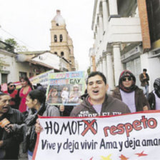 MARCHA. El Colectivo LGTB protagoniz una movilizacin ayer, en Santa Cruz.