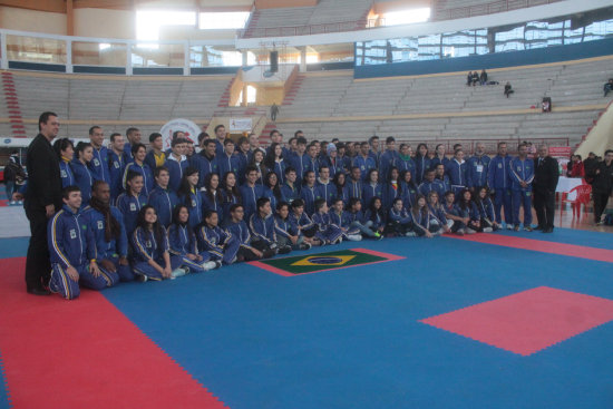 Deportistas, entrenadores, delegados y mdicos de la seleccin brasilea que logr el ttulo sudamericano ayer, en el coliseo Polideportivo de la zona de Garcilazo.