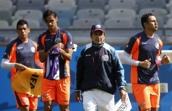 Los seleccionados de Costa Rica (arriba) y Grecia durante su entrenamiento previo al cotejo de hoy.