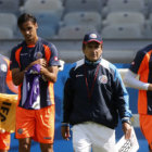 Los seleccionados de Costa Rica (arriba) y Grecia durante su entrenamiento previo al cotejo de hoy.