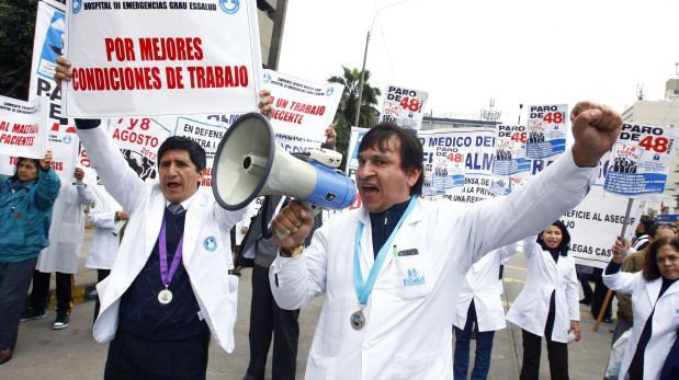 PROTESTA. Los mdicos peruanos exigen mejores salarios al Gobierno.