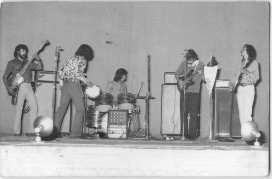 LOS X-5. Gualberto Caballero, Roberto Sahonero, Ral Aramayo, Edgar Caballero y Carlos Ortz en un concierto en 1975.