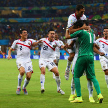 El arquero Keylor Navas es felicitado por sus compaeros al trmino de la tanda de penales que le dieron la clasificacin a Costa Rica; al lado, los hinchas ticos tambin celebraron.