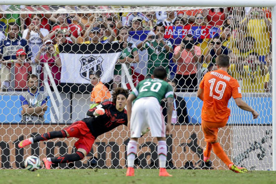 El momento justo en el que el volante holands Huntelaar remata para anotar el gol del triunfo, que luego gener tristeza en los mexicanos.