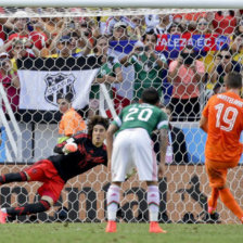 El momento justo en el que el volante holands Huntelaar remata para anotar el gol del triunfo, que luego gener tristeza en los mexicanos.