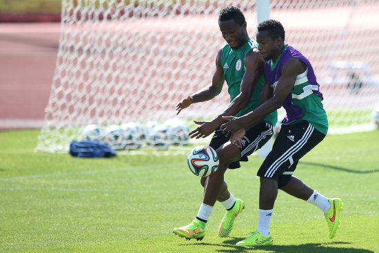 Los jugadores de la seleccin de Nigeria John Obi Mikel (i) y Ogenyi Onazi, en la prctica de ayer.