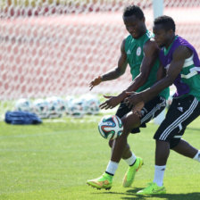 Los jugadores de la seleccin de Nigeria John Obi Mikel (i) y Ogenyi Onazi, en la prctica de ayer.