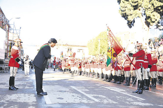 SALUTACIN. El presidente Evo Morales en el aniversario de Sacaba, Cochabamba, ayer.