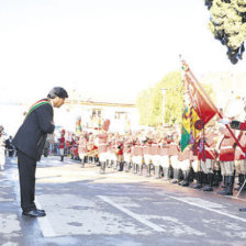 SALUTACIN. El presidente Evo Morales en el aniversario de Sacaba, Cochabamba, ayer.