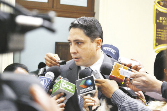 RESPALDO. El Procurador General del Estado, Hctor Arce, en Sucre.