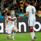 El delantero alemn Andr Schrrle (i) celebra el primer gol anotado ayer, a favor de su Seleccin; abajo, la desazn de los jugadores argelinos tras el ltimo gol de Mesut zil.