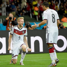 El delantero alemn Andr Schrrle (i) celebra el primer gol anotado ayer, a favor de su Seleccin; abajo, la desazn de los jugadores argelinos tras el ltimo gol de Mesut zil.