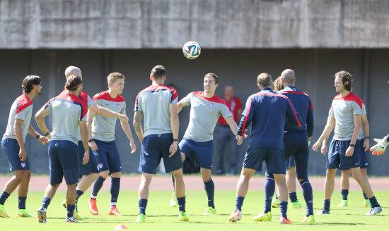 Jugadores de Estados Unidos se entrenan para enfrentar, hoy martes, al seleccionado de Blgica por un pase a los cuartos de final de la Copa Brasil 2014.