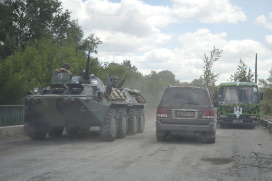 CONTROL. Voluntarios ucranianos patrullan en un punto de control en Lugansk, ayer.