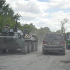 CONTROL. Voluntarios ucranianos patrullan en un punto de control en Lugansk, ayer.