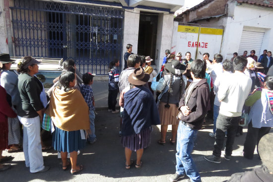 DESTROZOS. Una multitud lleg hasta el local donde habra perdido la vida Jos y apedre el inmueble rompiedo las puertas con piedras.