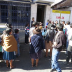 DESTROZOS. Una multitud lleg hasta el local donde habra perdido la vida Jos y apedre el inmueble rompiedo las puertas con piedras.