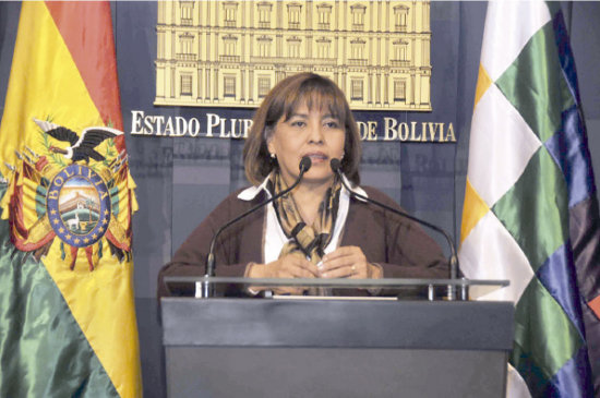 RESPALDO. La ministra de Transparencia, Nardi Suxo se sum a la propuesta del Presidente.