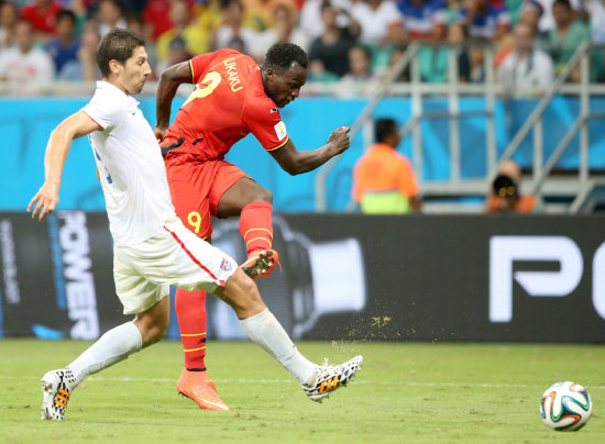 Romelu Lukaku (arriba) remata para anotar el segundo gol belga; abajo, el festejo de Blgica tras la clasificacin.