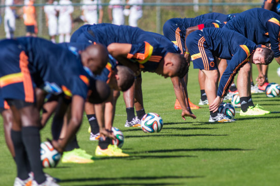 James Rodrguez (d) de la seleccin de Colombia participa en un entrenamiento de su equipo pensando en el partido crucial ante Brasil, el viernes.