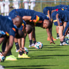 James Rodrguez (d) de la seleccin de Colombia participa en un entrenamiento de su equipo pensando en el partido crucial ante Brasil, el viernes.