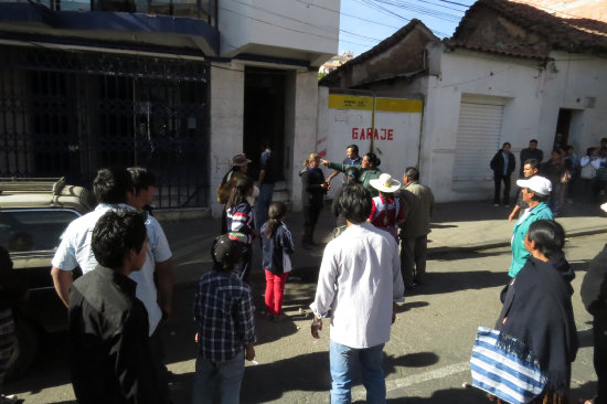 RECLAMO. El martes, los familiares de Jos y vecinos protestaron en la puerta de la discoteca.