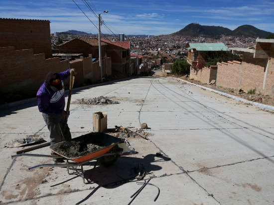 PAVIMENTO. En la calle Independencia, zona Yurac Yurac, se construyeron conductos.