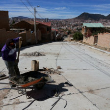 PAVIMENTO. En la calle Independencia, zona Yurac Yurac, se construyeron conductos.