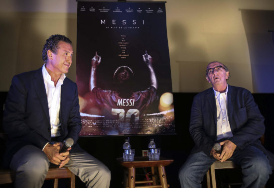 Jorge Valdano (i) participa de una rueda de prensa antes del estreno.