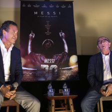 Jorge Valdano (i) participa de una rueda de prensa antes del estreno.