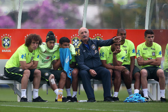 El entrenador Luiz Felipe Scolari (c) conversa con sus jugadores en una prctica de la seleccin brasilea en la Granja Comary, Terespolis.