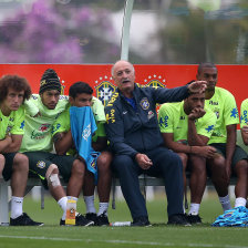 El entrenador Luiz Felipe Scolari (c) conversa con sus jugadores en una prctica de la seleccin brasilea en la Granja Comary, Terespolis.