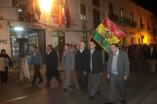 La directiva de la Asociacin durante el desfile de teas.