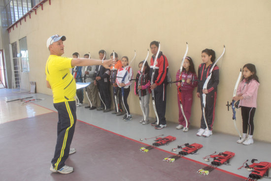 El cubano Ariel Rodrguez (i) dicta el curso de tiro con arco.