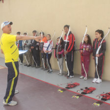 El cubano Ariel Rodrguez (i) dicta el curso de tiro con arco.