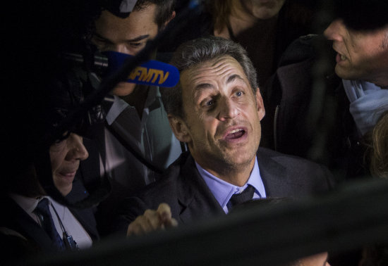 IMPUTACIN. El ex presidente conservador, Nicolas Sarkozy, cuando sala de una de sus declaraciones ante un juzgado.