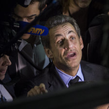 IMPUTACIN. El ex presidente conservador, Nicolas Sarkozy, cuando sala de una de sus declaraciones ante un juzgado.