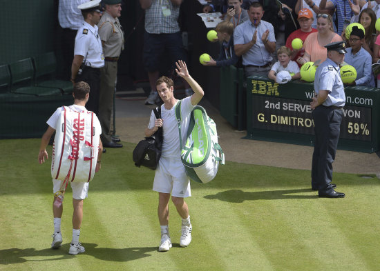 El tenista britnico Andy Murray (c) agradece los aplausos del pblico tras caer derrotado ante el blgaro Grigor Dimitrov.